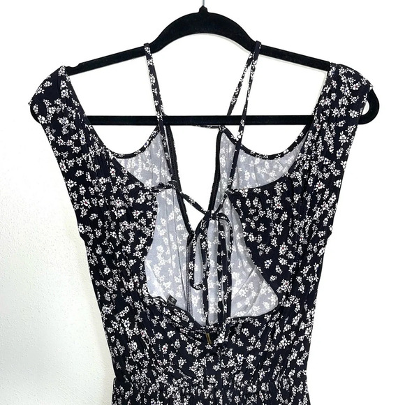 Express Black & White Ditsy Floral Print Cutout Cropped Jumpsuit Xsmall Women’s - Picture 9 of 13